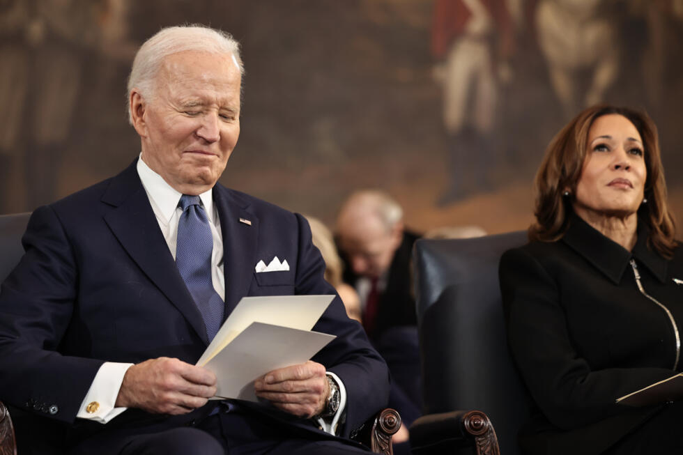 El expresidente estadounidense Joe Biden y la exvicepresidenta Kamala escuchan el discurso de investidura del nuevo presidente Donald Trumpel 20 de enero de 2025 en el Capitolio