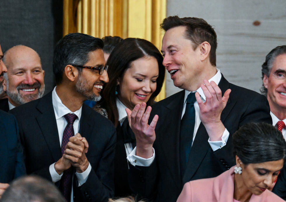 En primera fila, Sundar Pichai (con gafas), jefe de Google, y el hombre más rico del mundo Elon Musk, jefe de X, Tesla y SpaceX, en la ceremonia de investidura del presidente estadounidense Donald Trump, en el Capitolio el 20 de enero de 2025