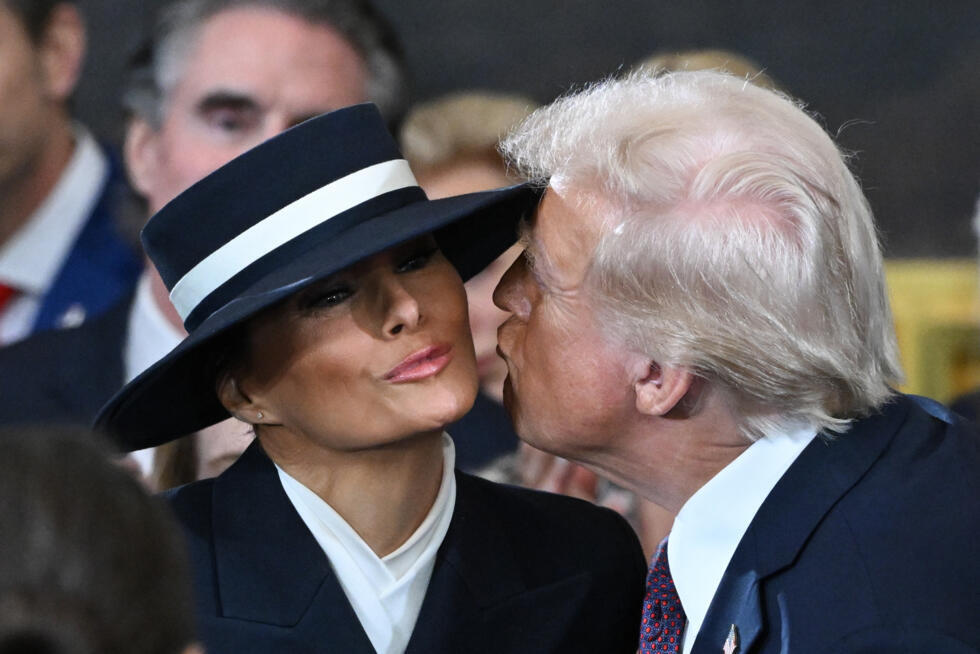 Donald Trump intenta besar a su esposa Melania Trump, justo antes de ser investido como el 47º presidente de Estados Unidos en el Capitolio en Washington el 20 de enero de 2025