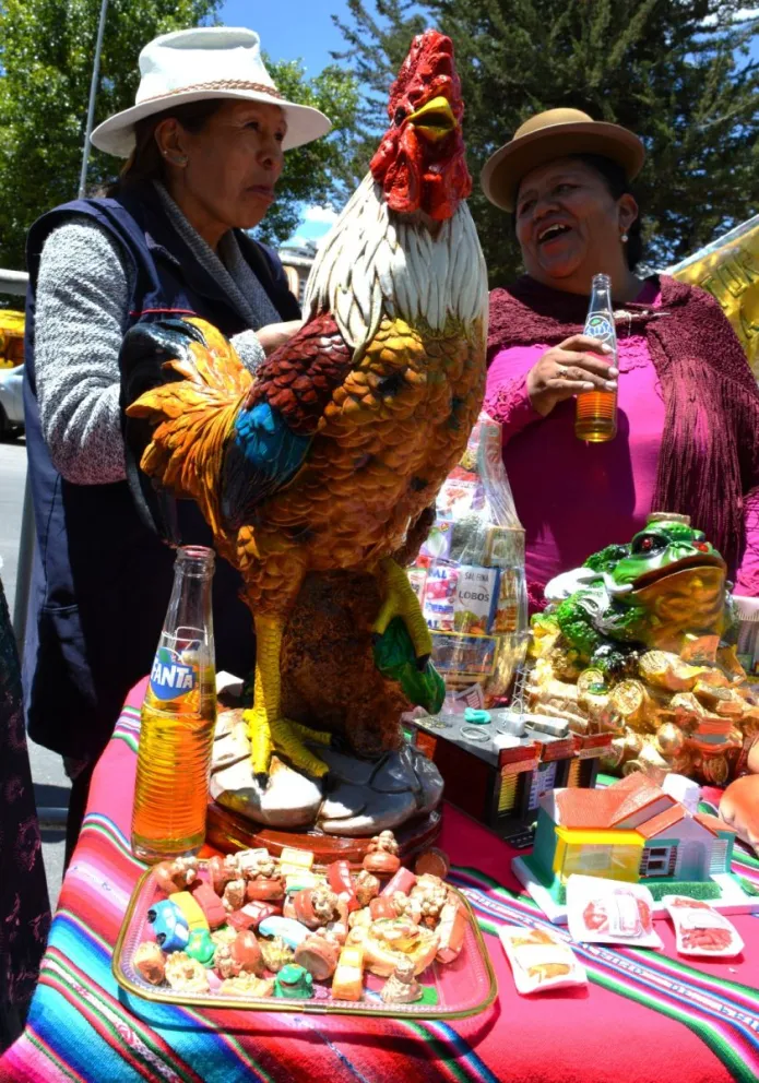 Dólares, pollo y aceite; la Alasita del Bicentenario llega para paliar la crisis 