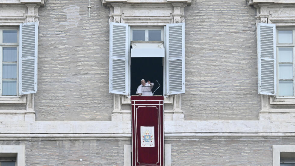 El papa Francisco, desde su ventana del palacio Apostólico, bendice a la multitud congregada en la plaza de San Pedro para el rezo del ángelus dominical, el 19 de enero de 2025 en el Vaticano