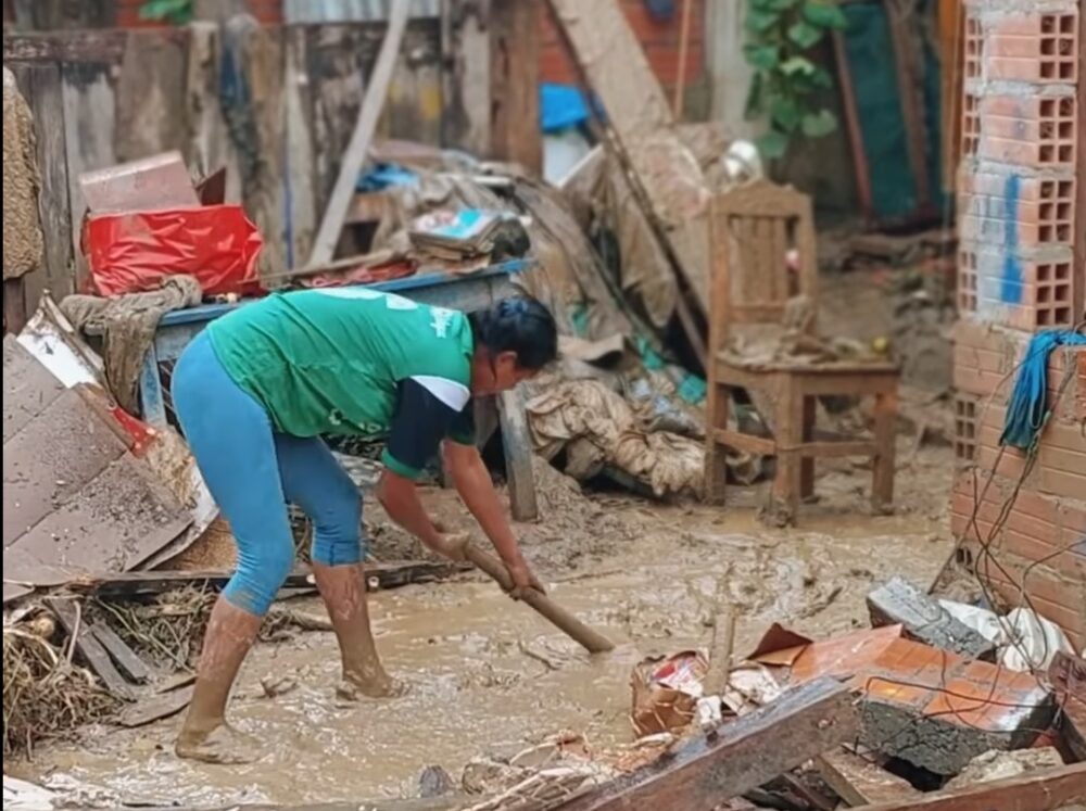 Desplazarán maquinaria pesada para reencauzar río desbordado en Caranavi, 10 familias lo perdieron todo