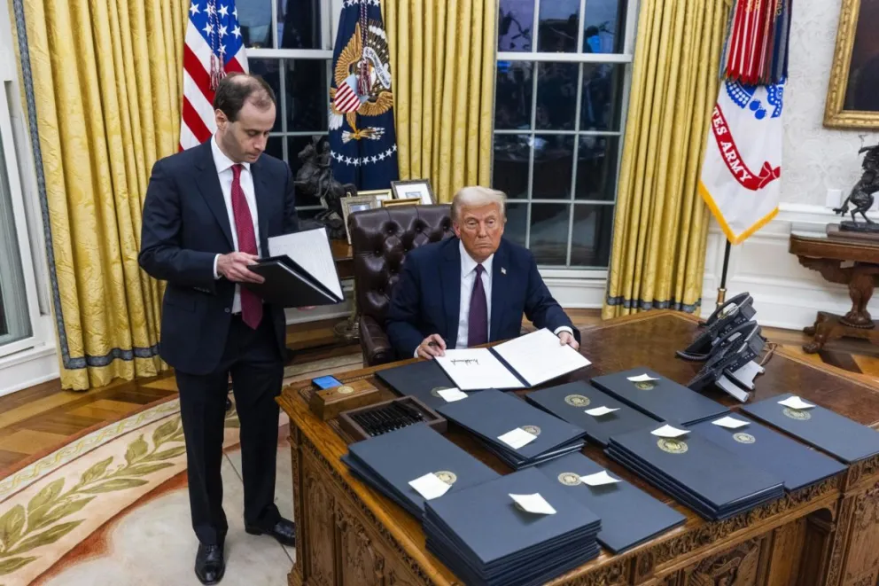 Trump firmó numerosas órdenes ejecutivas en la Casa Blanca el lunes 20 de enero. Foto: EFE