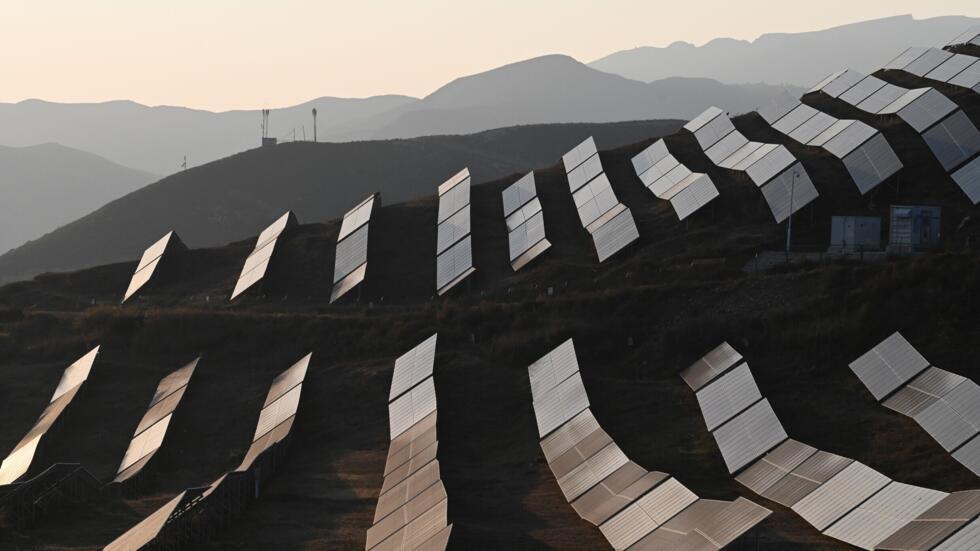 Paneles solares instalados en una ladera de una zona montañosa del pueblo de Huangjiao, en Baoding (provicia de Hebei), el 23 de octubre de 2021 al norte de China