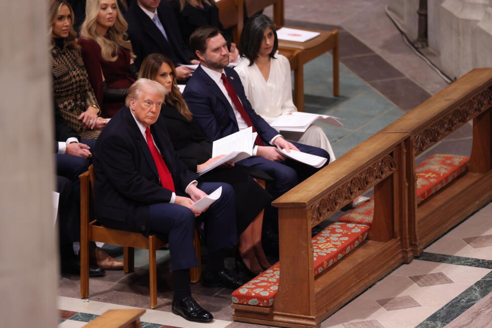 El presidente estadounidense Donald Trump (I), su esposa Melania, su vicepresidente J.D. Vance y su esposa Usha, en la catedral de Washington el 21 de enero de 2025