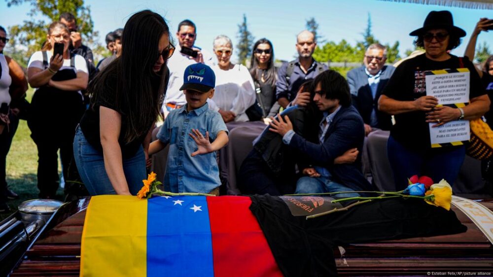 Un grupo de personas participa en el entierro del disidente venezolano Ronald Ojeda.