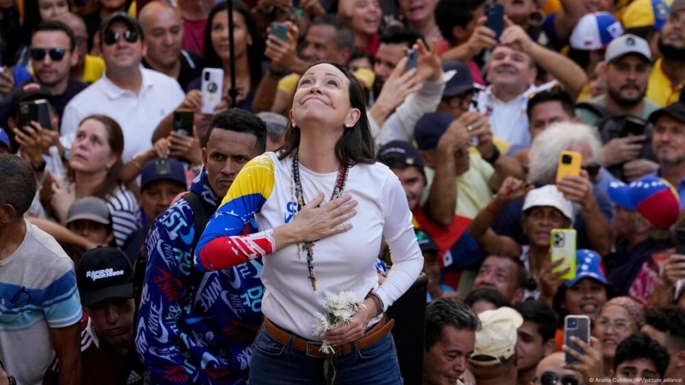 La líder opositora venezolana María Corina Machado frente a un grupo de seguidores.