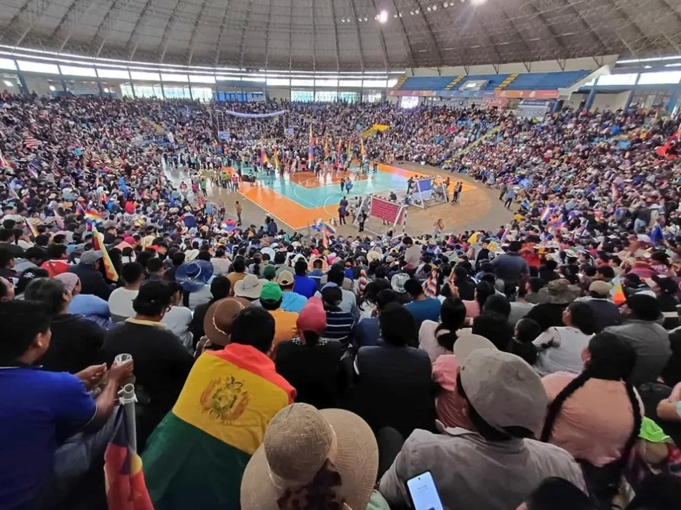 "Evistas" concentrados en el Coliseo de la Coronilla. Foto: MAS