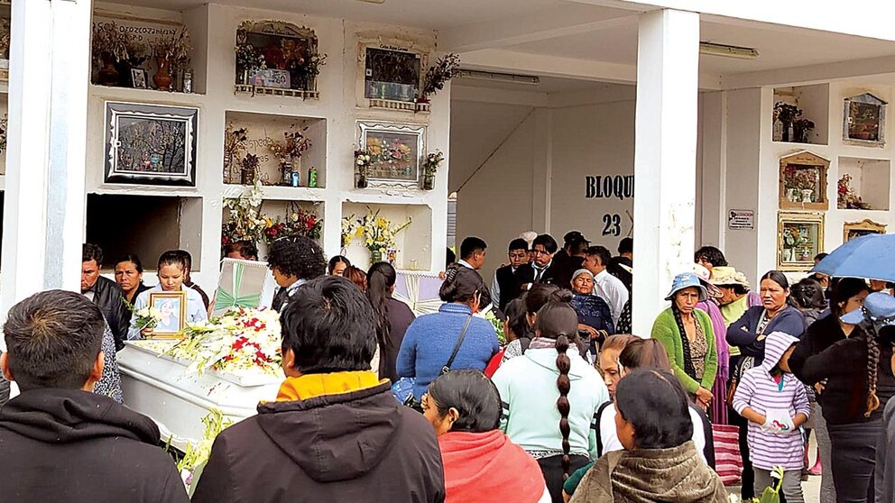 Jhennifer y Melany fueron despedidas ayer en el cementerio de Sacaba./ MARIELA COSSÍO