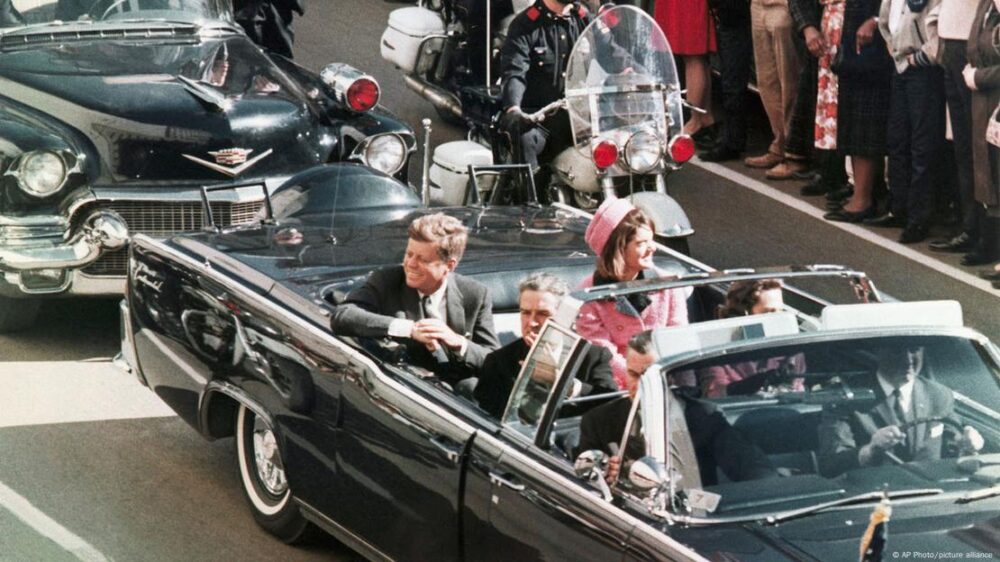 En esta foto de archivo del 22 de noviembre de 1963, la comitiva del presidente John F. Kennedy recorre la ciudad de Dallas, Texas, minutos antes del magnicidio.