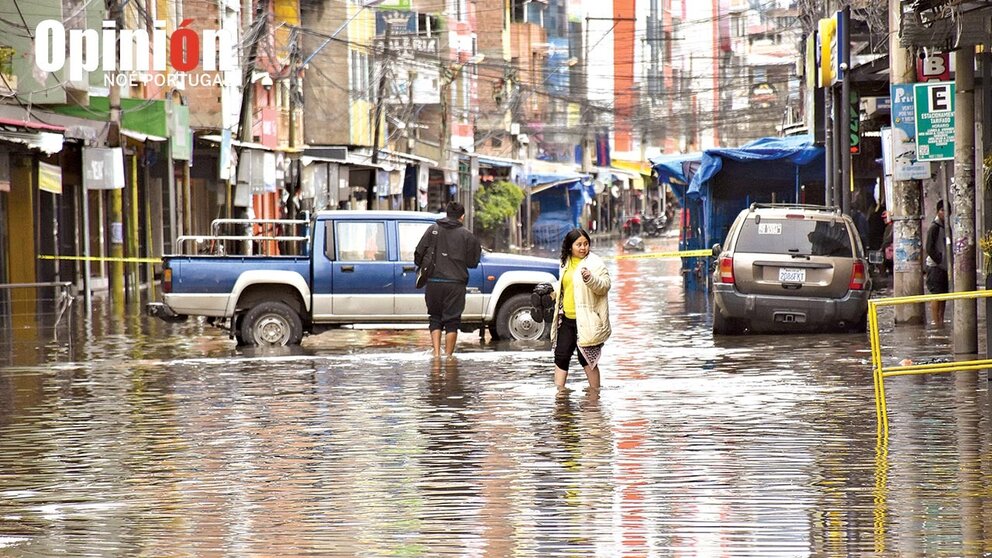 Inundaciones en la calle Esteban Arce, este 23 de enero./ NOÉ PORTUIGAL