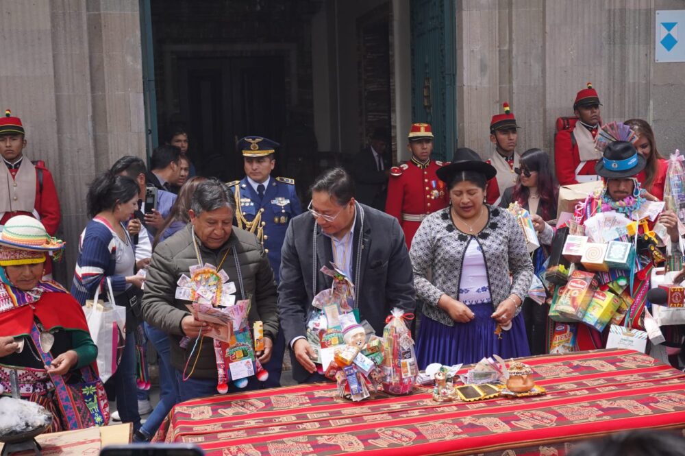 En Alasita, Arce desea abundancia y prosperidad para los bolivianos