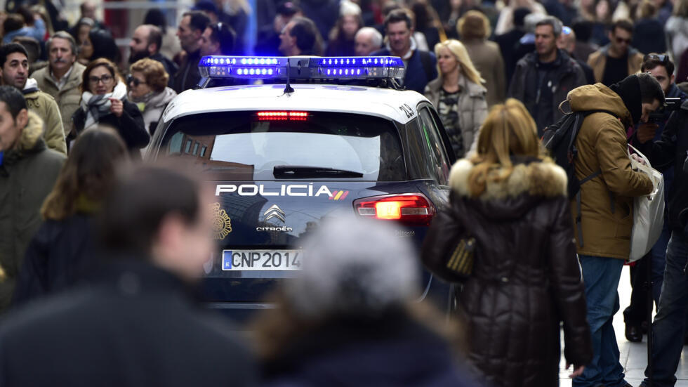 Un vehículo de la Policía Nacional patrulla por una calle comercial de Madrid el 20 de diciembre de 2016