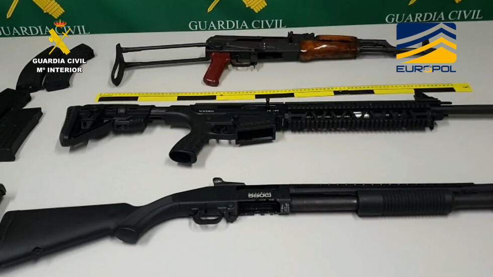 Algunas de las armas confiscadas a la red narcotraficante en Barcelona, una imagen divulgada el 24 de enero de 2025 por la Guardia Civil