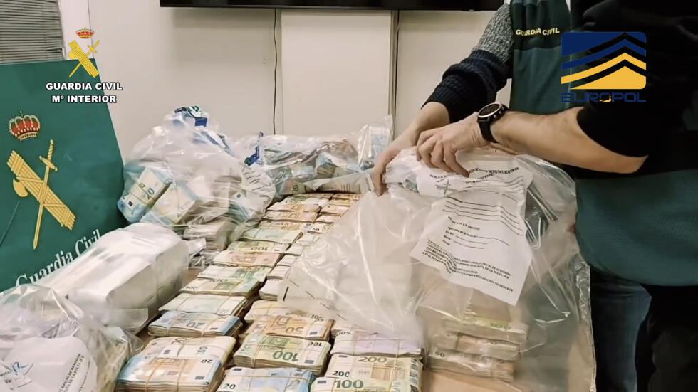 Parte de los seis millones de euros confiscados a la red narcotraficante en Barcelona, una imagen divulgada el 24 de enero de 2025 por la Guardia Civil