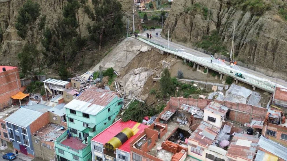 Tomas aéreas del deslizamiento de tierra en la avenida Marcelo Quiroga de Cotahuma. Foto: APG