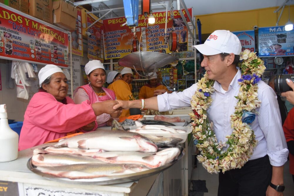 Tuto Quiroga en campaña electoral en la ciudad de La Paz. Foto: APG