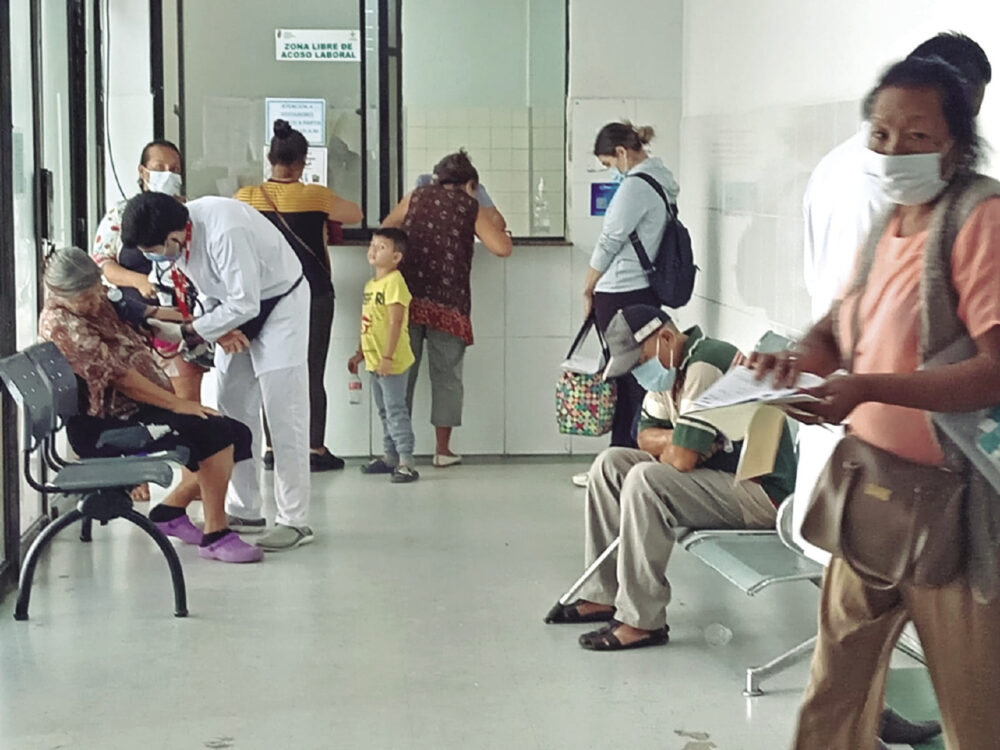 Ante la saturación, los pasillos del área de emergencia en el hospital San Juan de Dios también sirven para asistir a las personas que llegan a buscar auxilio