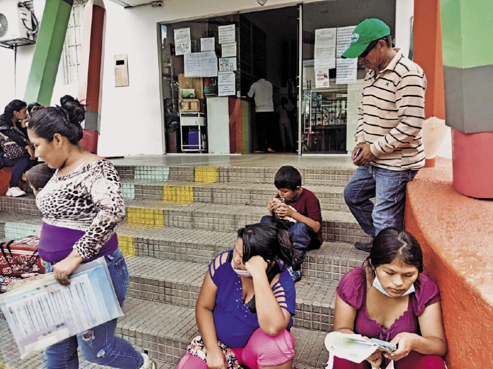 En el hospital de niños, los papás aguardan con mucha paciencia para conseguir una ficha