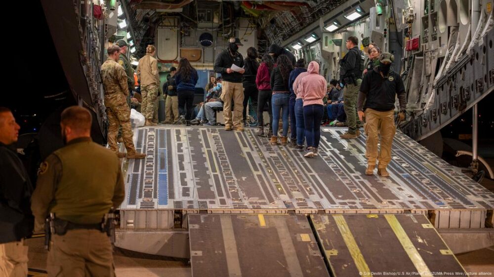 Deportados subiendo a un avión militar en Estados Unidos. 