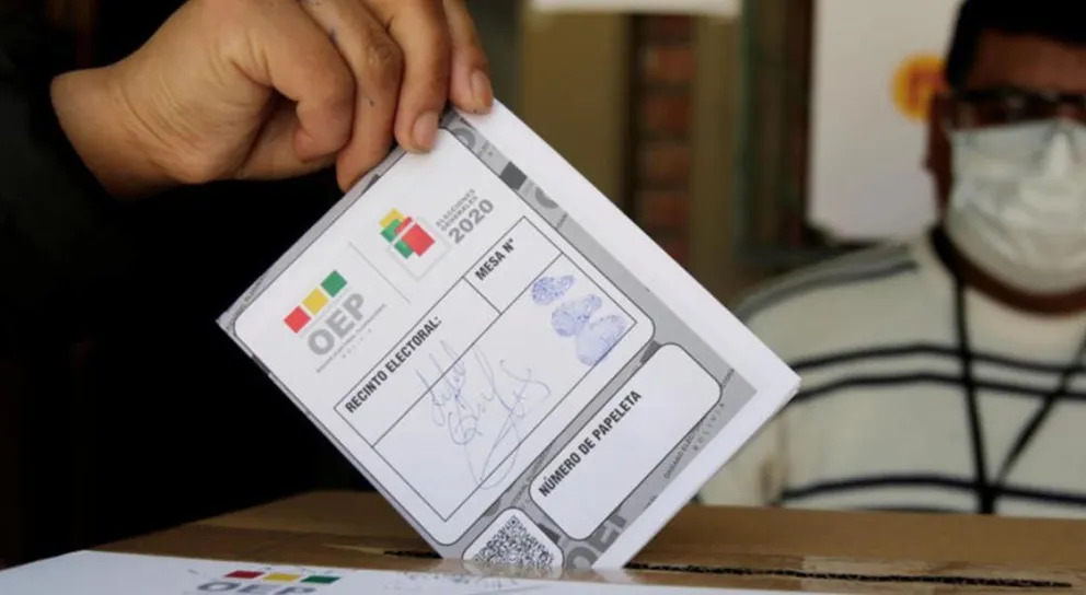 Una persona vota en una elección pasada. Foto: Captura de video