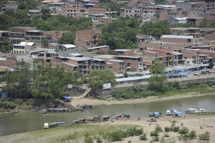 La frontera entre Argentina y Bolivia, con Aguas Blancas de un lado y Bermejo del otro.