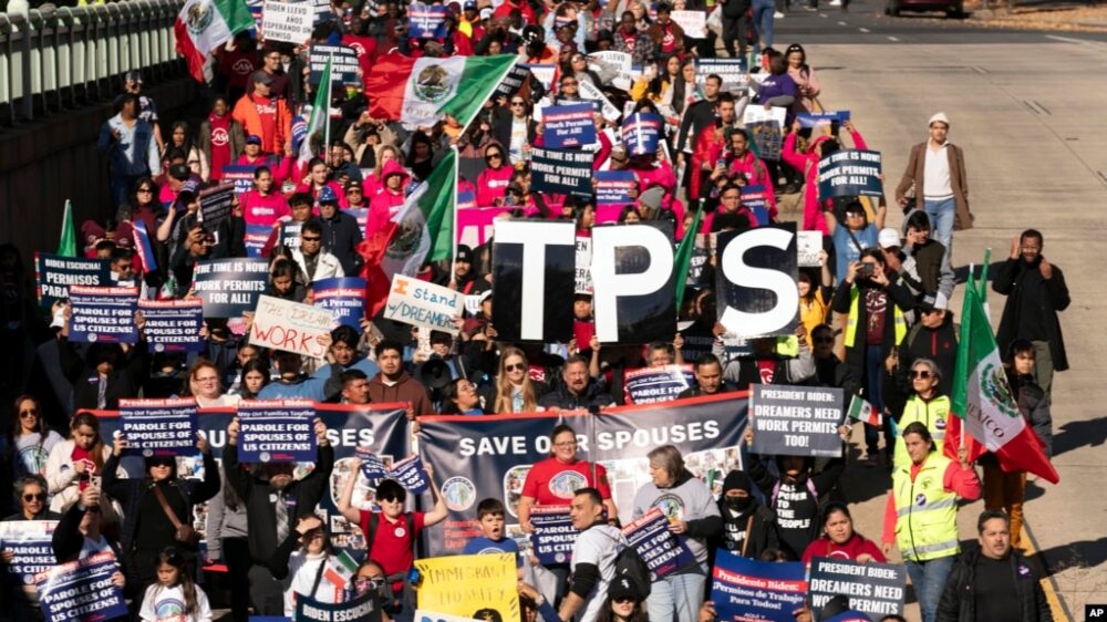 ARCHIVO - Inmigrantes se manifiestan pidiendo permisos de trabajo para los programas de Acción Diferida para los Llegados en la Infancia (DACA) y Estatus de Protección Temporal (TPS) en Franklin Park en Washington, el 14 de noviembre de 2023.