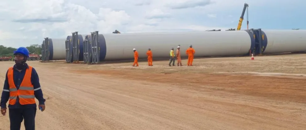 La megainfraestructura destinada a un parque eólico de Ende en Warnes que arribó a puerto Jennefer. Foto: Unitel