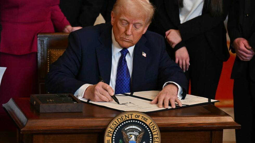 El presidente de EEUU, Donald Trump, firma la Ley migratoria Laken Riley el 29 de enero de 2025 en la Casa Blanca, en Washington