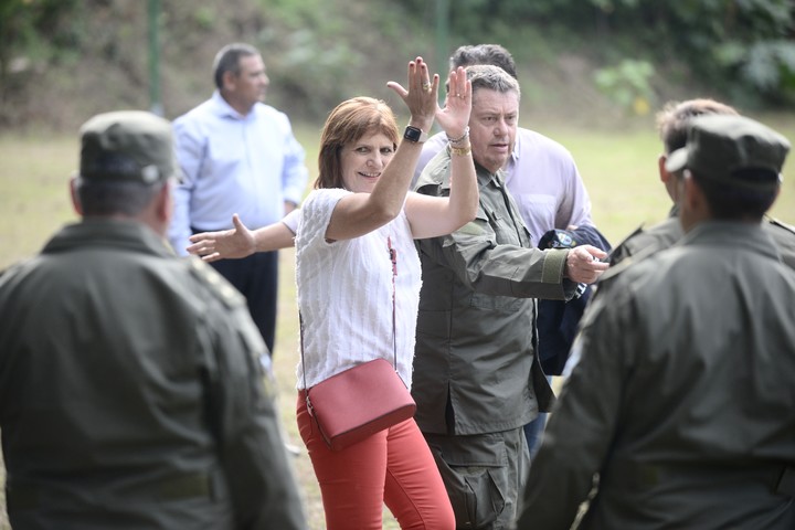 La Ministra Bullrich reconoce los problemas en las fronteras, anunció medidas y hasta salió a apoyar (al igual que el Presidente Javier MIlei), instalar una reja en el cruce de Aguas Blancas, Salta con Bolivia. Foto: Andrés Delia.