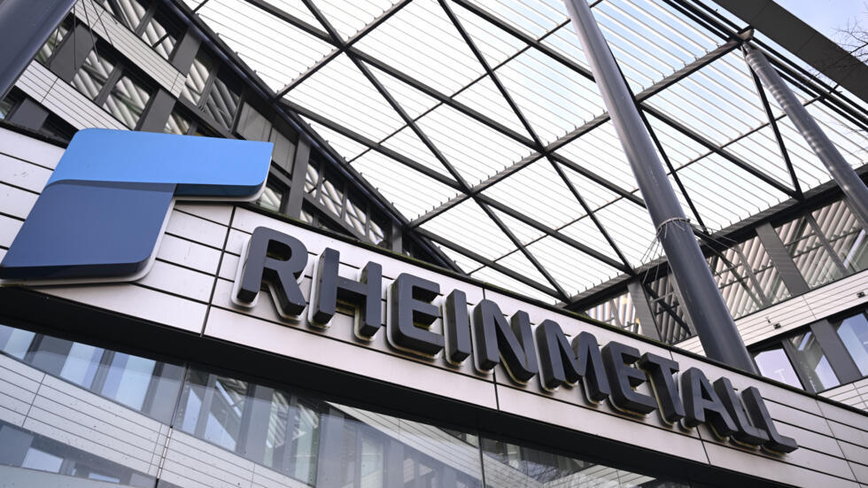 Un logotipo del fabricante alemán de armas Rheinmetall en la sede central de la compañía, el 14 de marzo de 2024 en Düsseldorf, al oeste de Alemania