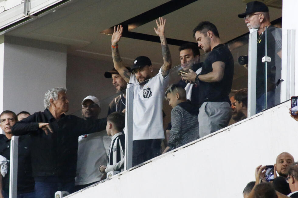 El delantero brasileño Neymar saluda al público desde la grada del estadio Vila Belmiro, en la ciudad de Santos, cerca de Sao Paulo, el 20 de abril de 2023, durante el partido de ida de la fase de grupos de la Copa Sudamericana entre el Santos de Brasil y el Audax Italiano de Chile.