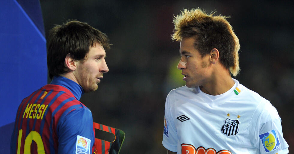 Los atacantes Lionel Messi (I) y Neymar (D) hablan tras el partido de sus exequipos, Barcelona y Santos,  en el Mundial de Clubes de la FIFA en Yokohama, Japón, el 18 de diciembre de 2011.