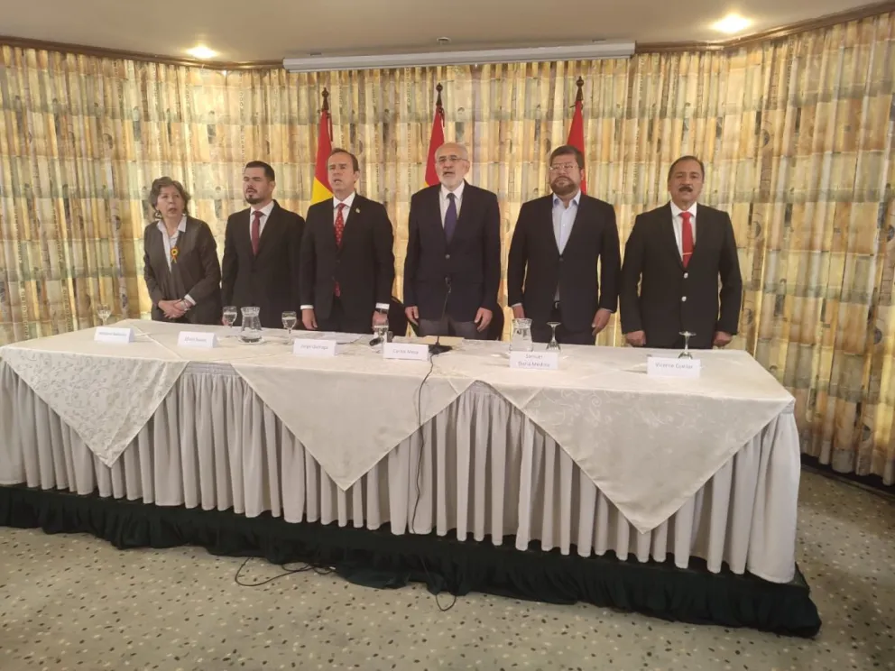 Los seis integrantes del bloque opositor, durante una conferencia de prensa a inicios de mes. Foto: Paulo Lizárraga A.