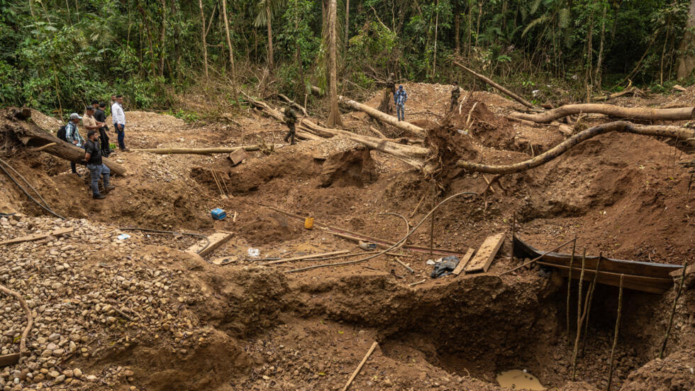 Vista de una mina ilegal de oro en la selva del Darién en Panamá, cerca de la frontera con Colombia, el 30 de enero de 2025