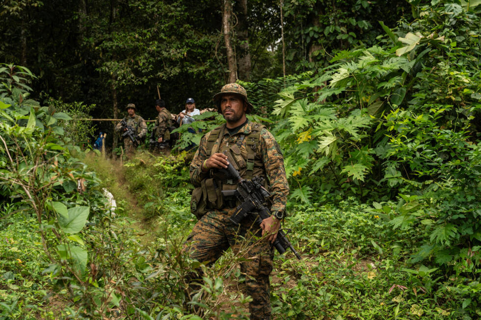 Un soldado panameño hace guardia junto a una mina de oro ilegal en la selva del Darién, cerca de la frontera con Colombia, el 30 de enero de 2025