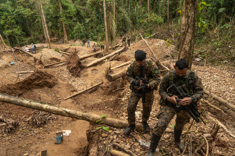 Soldados panameños vigilan una mina de oro ilegal en la selva del Darién, cerca de la frontera con Colombia, el 30 de enero de 2025