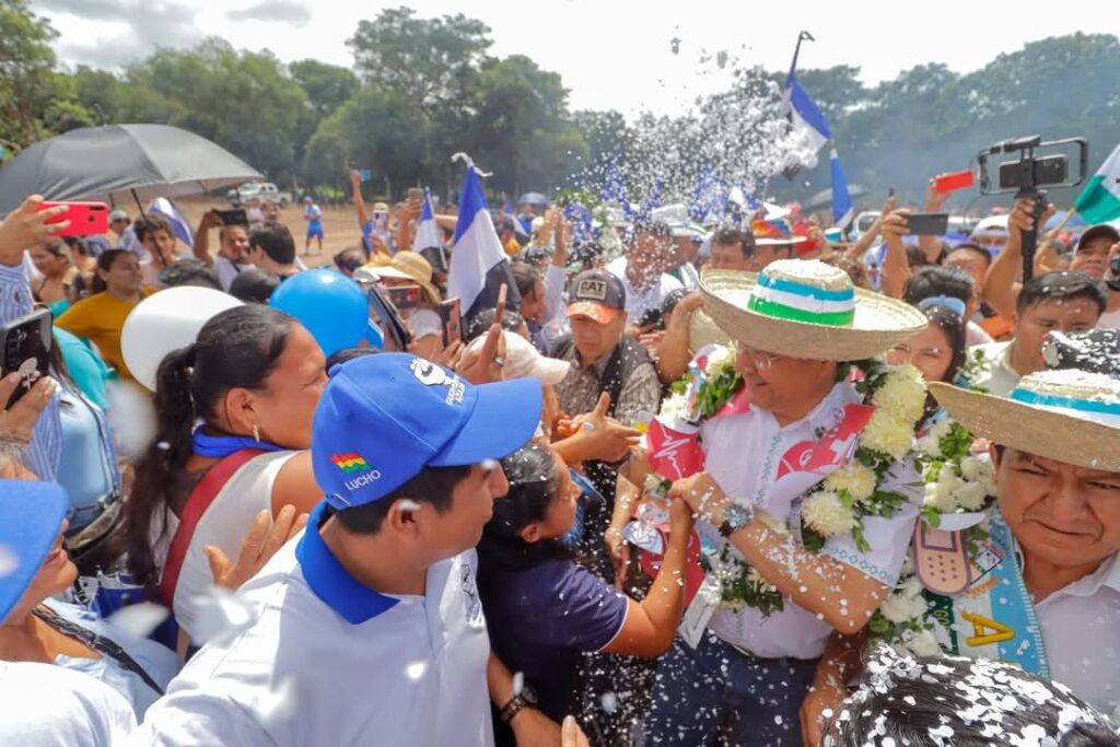 El presidente Luis Arce llega a un acto público en Santa Cruz. / Foto: Presidencia.