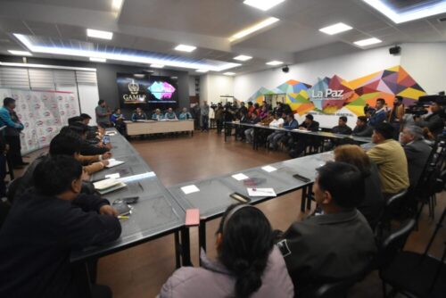 La reunión convocada por la Alcaldía para presentar el estudio sobre el transporte. / Foto: GAMLP