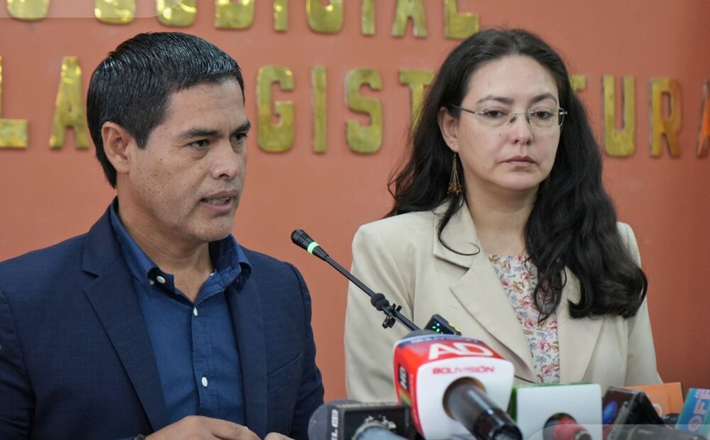 La decana del Consejo de la Magistratura, Gabriela Araoz López, y el consejero Carlos Spencer Arancibia en la conferencia de prensa de este jueves. / Foto: CM.