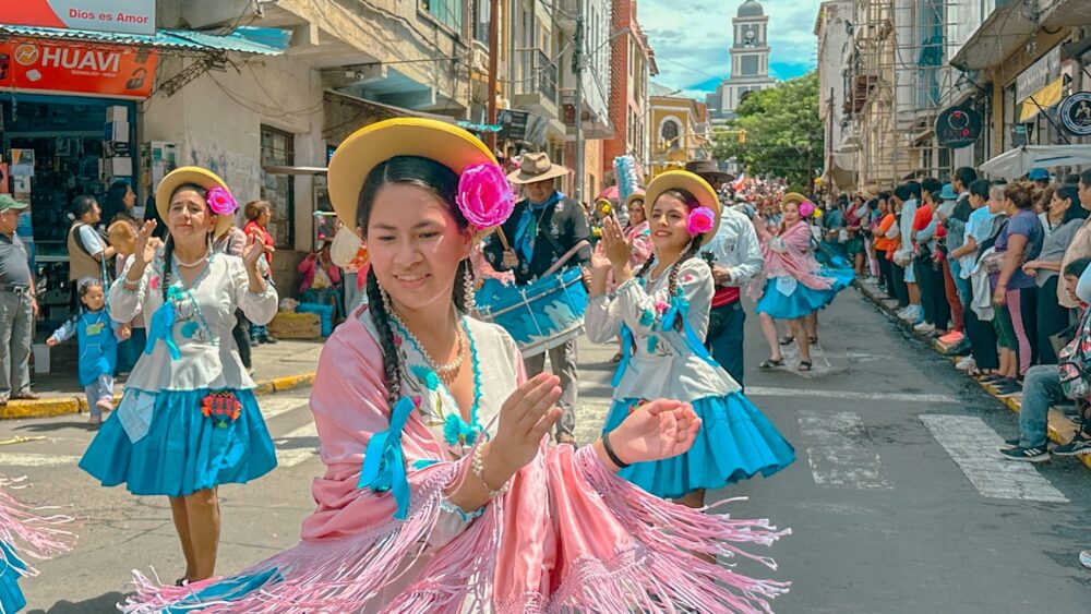 Un grupo de mujeres tarijeñas bailan en la apertura de Carnaval de Tarija. / Foto: GAMT.