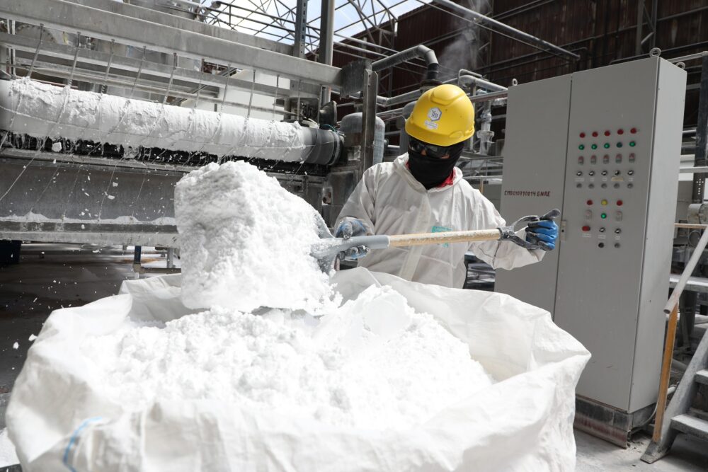 Un operario en la planta polito de litio de Uyuni. Foto YLB