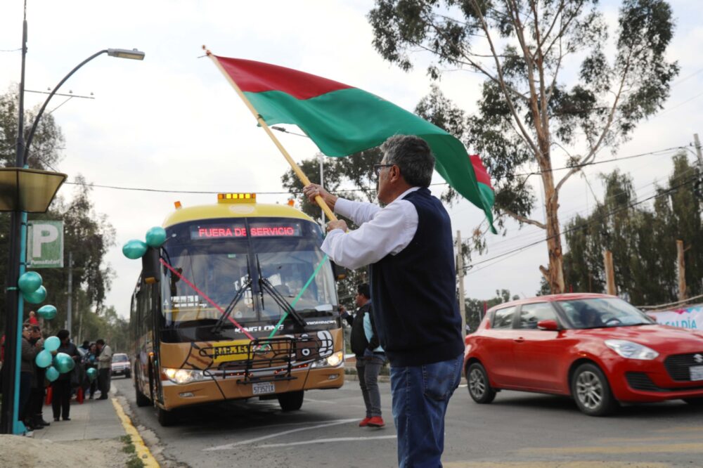 Una persona flamea la bandera paceña en el estreno de la ruta a Mallasa. / Foto: La Paz Bus.