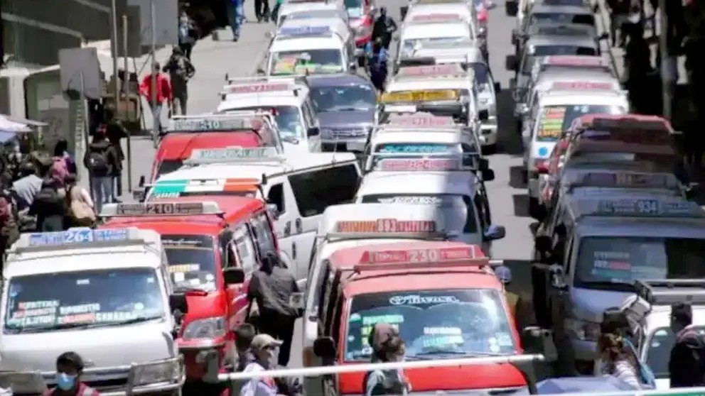 Vehículos de transporte público en la ciudad de La Paz. / Foto: Erbol