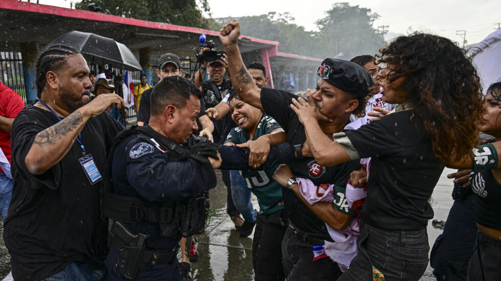 Manifestantes se enfrentan a policías en una protesta el 31 de enero de 2025 contra la visita del secretario de Estado de Estados Unidos, Marco Rubio, a Panamá