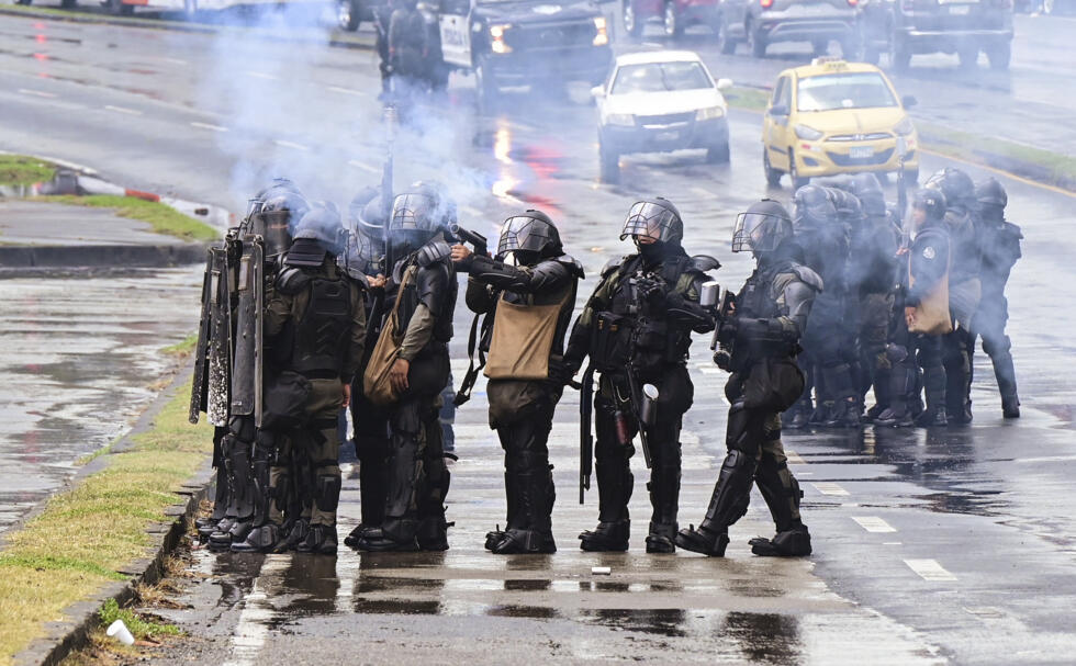 Policías antimotines lanzan gases lacrimógenos en una protesta contra la vista del secretario de Estado de Estados Unidos, Marco Rubio, a Panamá, en la ciudad de Panamá el 31 de enero de 2025