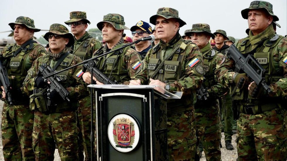 El ministro venezolano de Defensa, Vladimir Padrino López, habla en la región del Catatumbo, durante una operación que busca "evitar" el acceso a Venezuela de grupos armados que se enfrentan del lado colombiano de la frontera, el 31 de enero de 2025