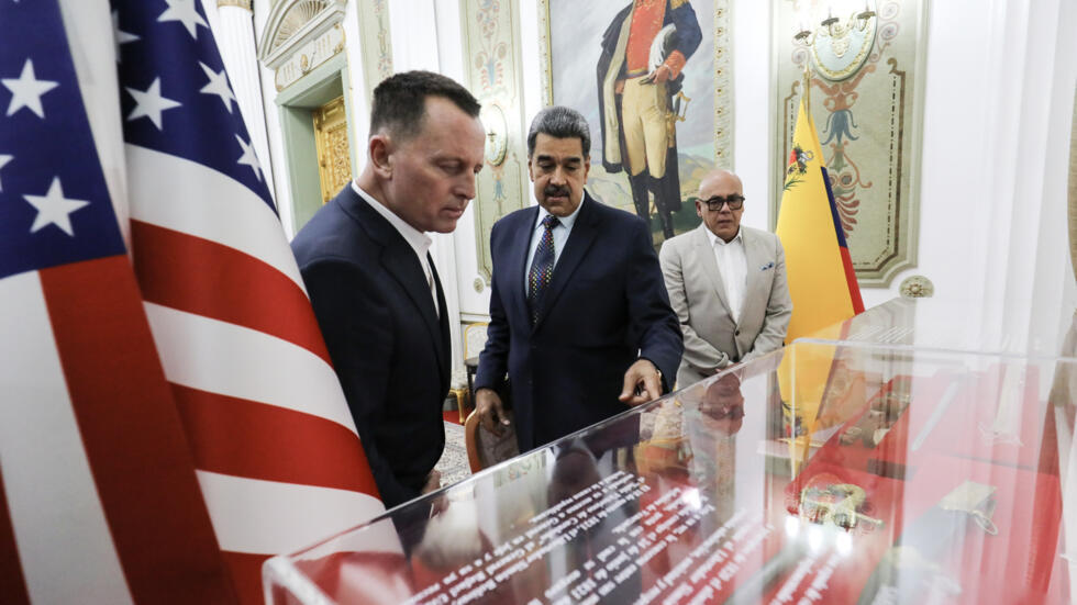 Richard Grenell (I), enviado del gobierno estadounidense de Donald Trump, es recibido en Caracas por el presidente de Venezuela, Nicolás Maduro (D), el 31 de enero de 2025