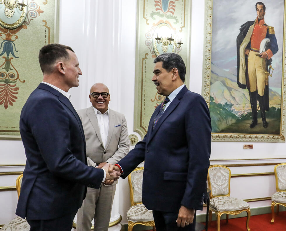 El jefe del Parlamento venezolano, Jorge Rodríguez (C), observa el saludo entre el presidente Nicolás Maduro y Richard Grenell (I), enviado del gobierno de Donald Trump, en Caracas el 31 de enero de 2025