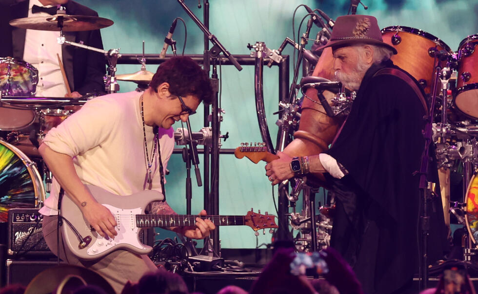 El exmiembro de Grateful Dead Bob Weir y John Mayer (izq.) actúan durante la gala benéfica Persona del Año MusiCares 2025